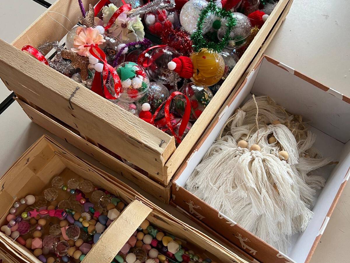 mehrere Kisten mit Ketten, Kugeln und anderen Utensilien