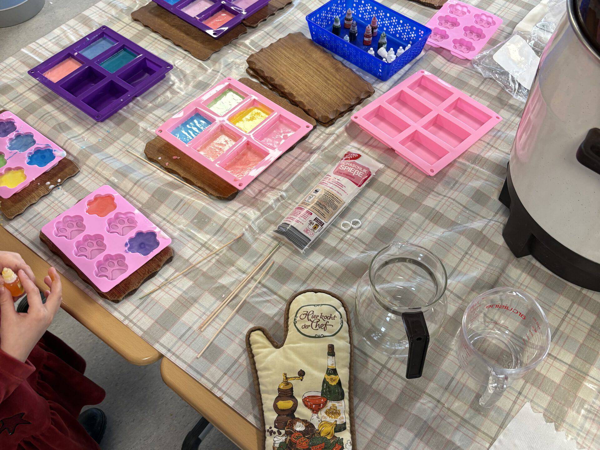 Tisch mit Utensilien zum erstellen von Figuren mit Plastikf&ouml;rmchen