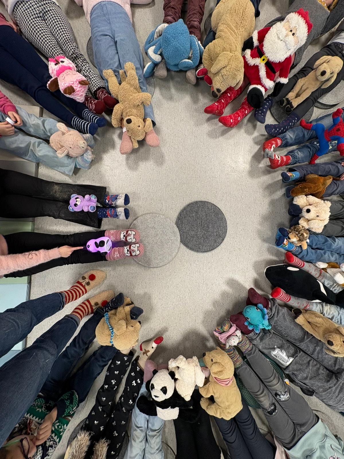 Viele Beine mit verschiedenen Socken sitzen kreisförmig angeordnet nebeneinander