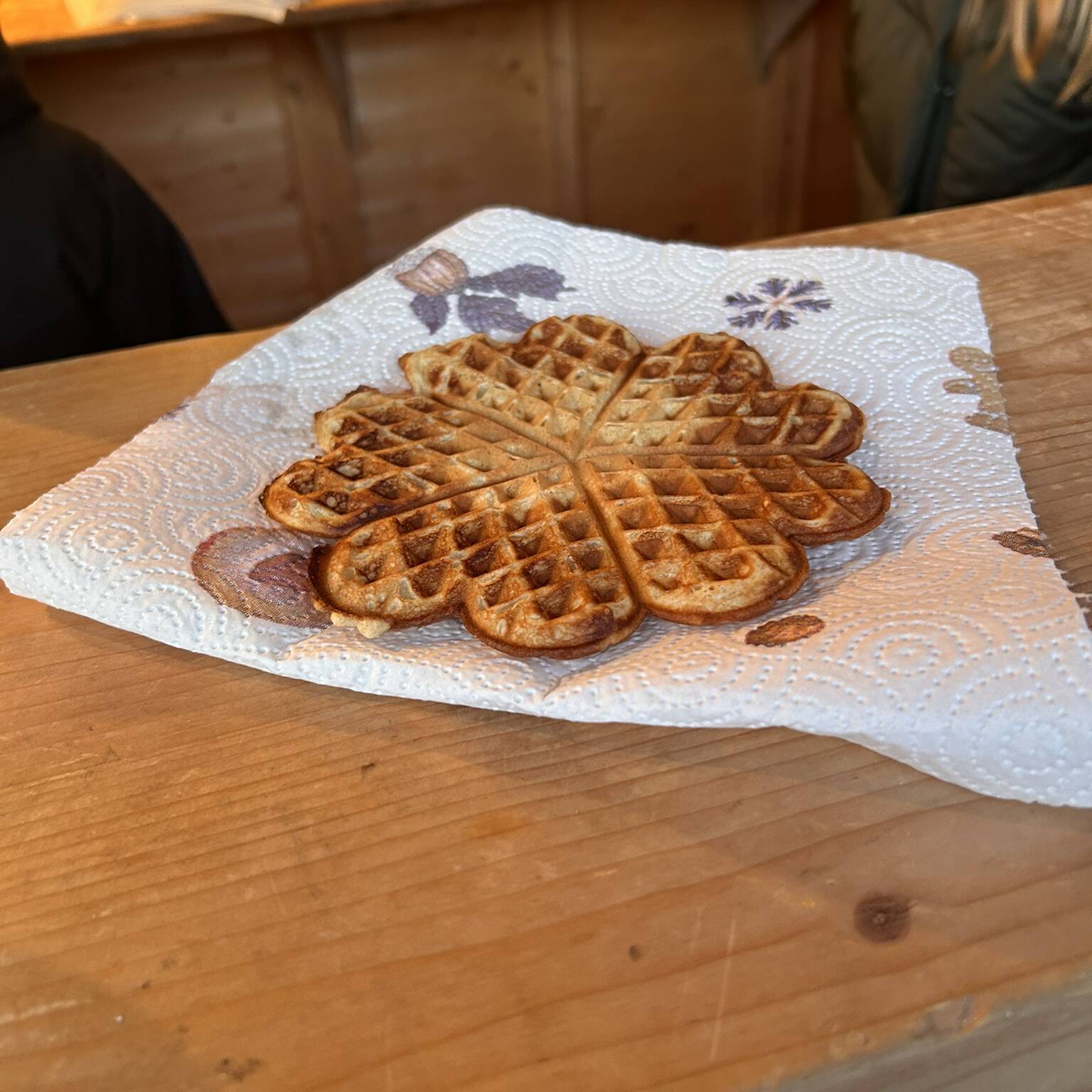 Eine runde Waffel aus dem Waffeleisen