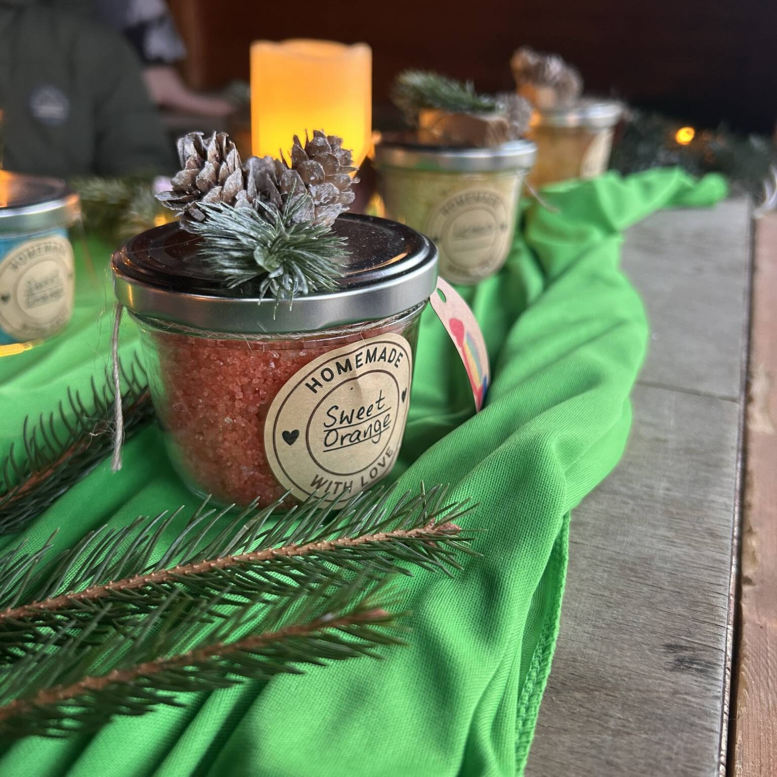 Aufbewahrungsbox aus Glas mit Nahrung auf einer grünen Decke