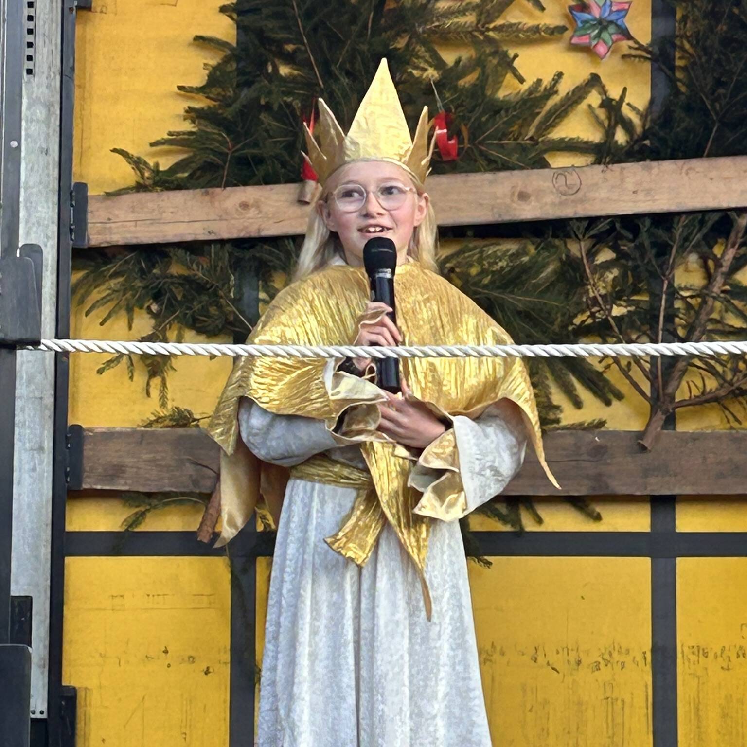 Junges Mädchen mit Sternkrone auf dem Kopf