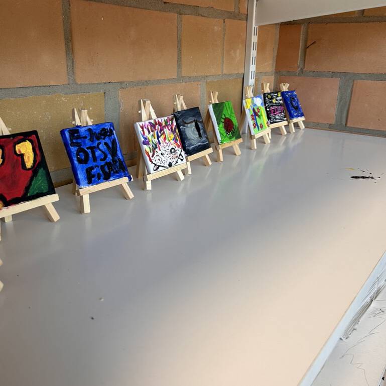 Kunstwerke gemalt auf Leinwand, an der Wand stehend