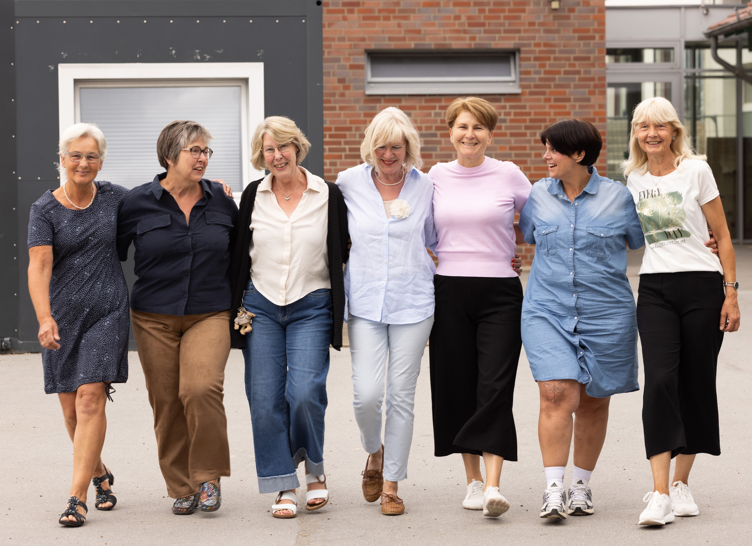 7 Damen gehen auf die Kamera zu. Sie sind das OGS Team.
